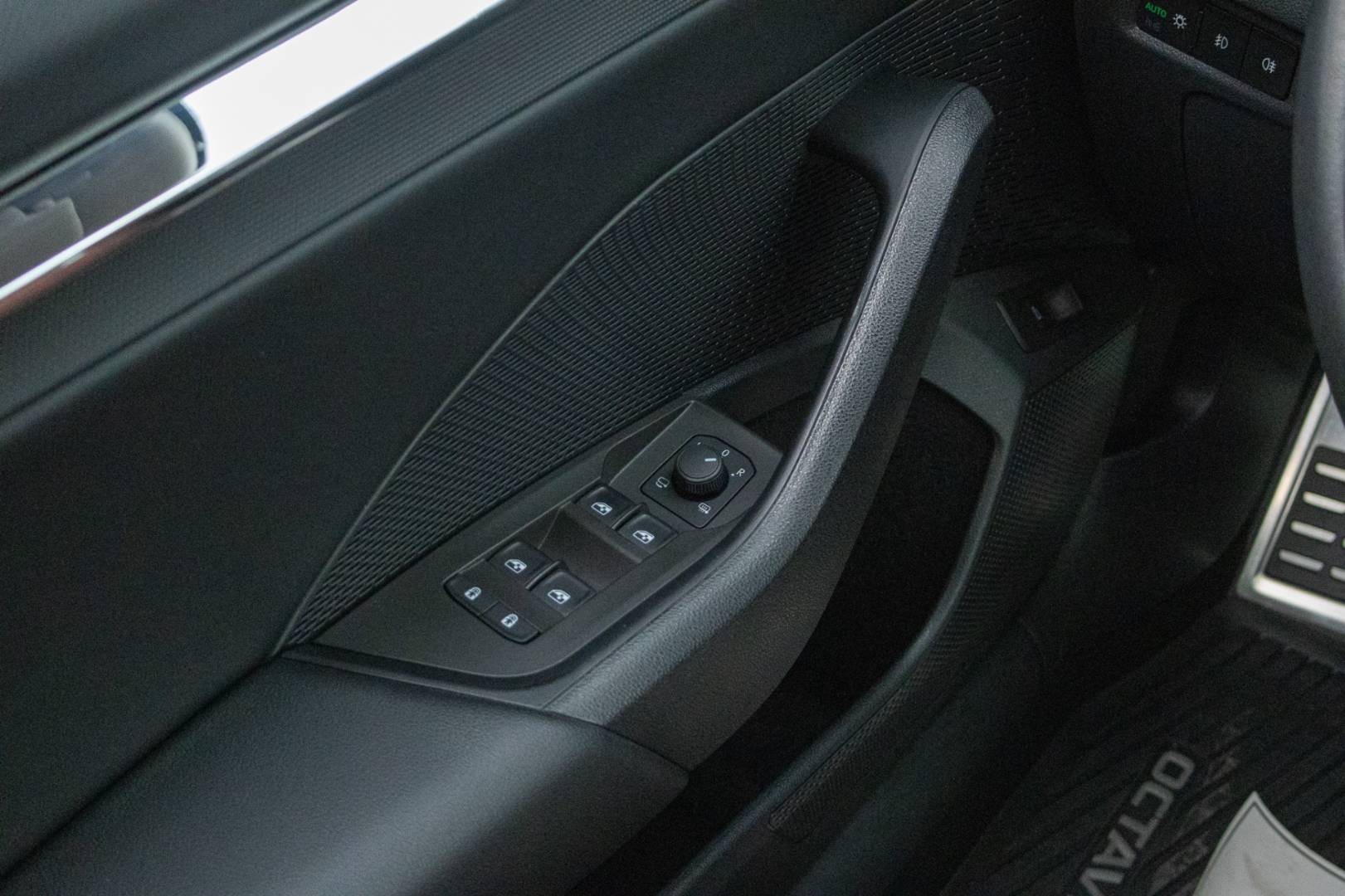 Škoda Octavia Combi 2.0 TDI Scout 4x4 DSG – Obrázok 14