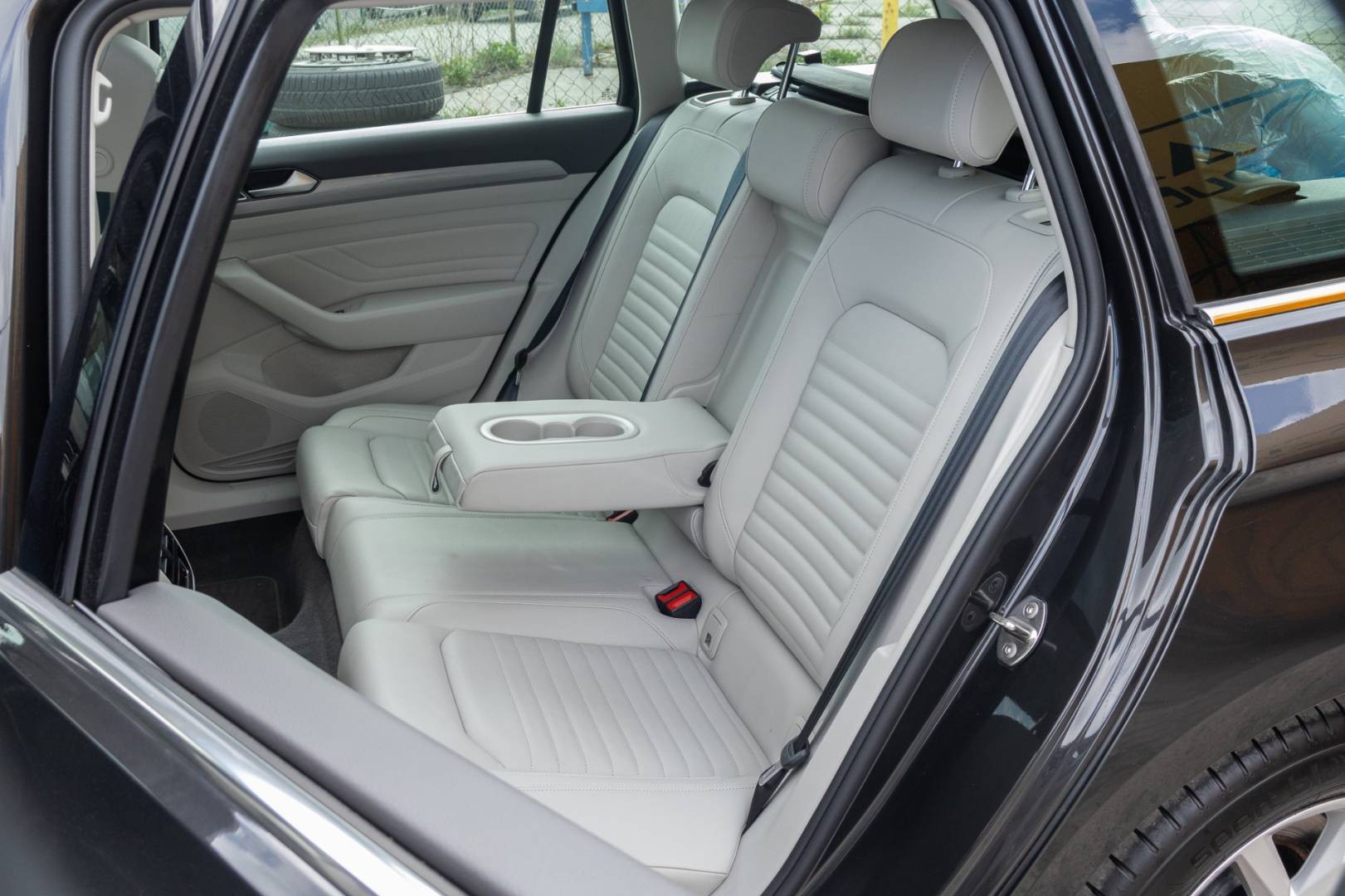 Volkswagen Passat Variant 2.0 TDI DSG Elegance -NEBÚRANÉ – Obrázok 12