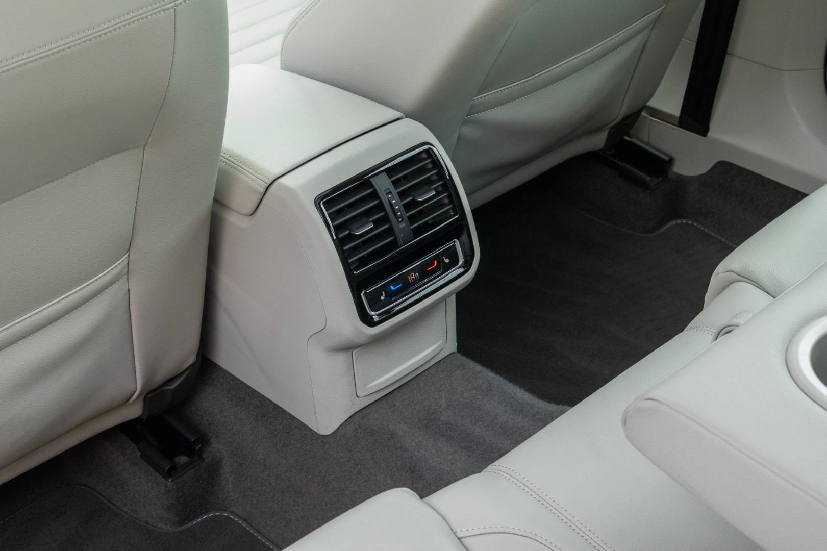 Volkswagen Passat Variant 2.0 TDI DSG Elegance -NEBÚRANÉ – Obrázok 13