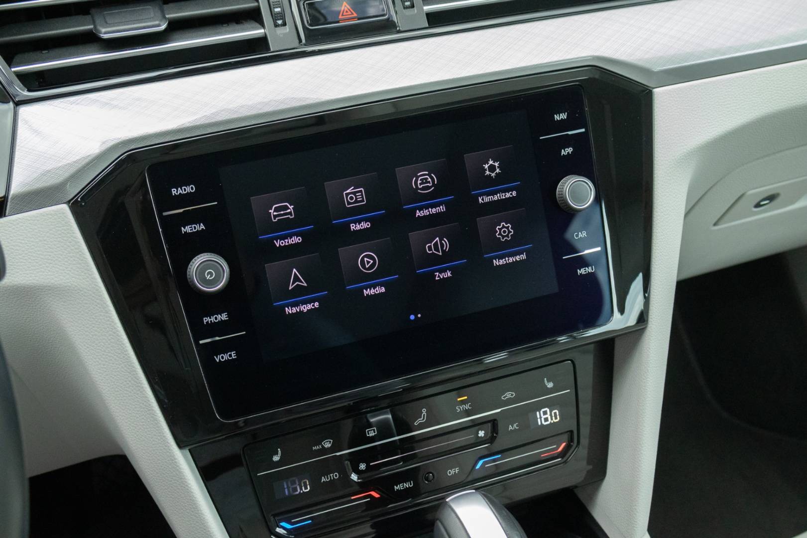 Volkswagen Passat Variant 2.0 TDI DSG Elegance -NEBÚRANÉ – Obrázok 23