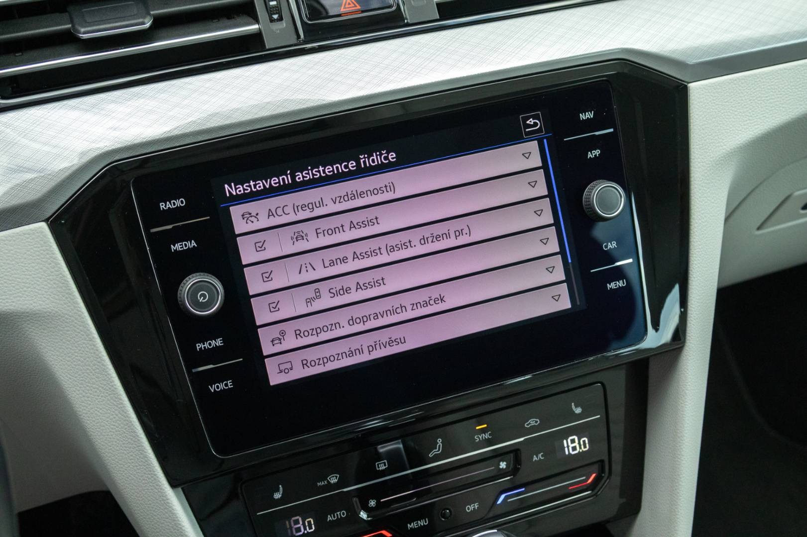 Volkswagen Passat Variant 2.0 TDI DSG Elegance -NEBÚRANÉ – Obrázok 25