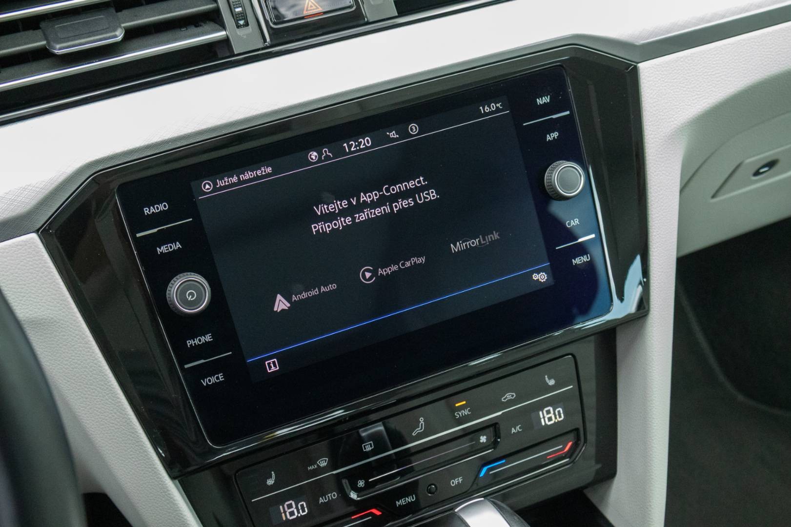 Volkswagen Passat Variant 2.0 TDI DSG Elegance -NEBÚRANÉ – Obrázok 28