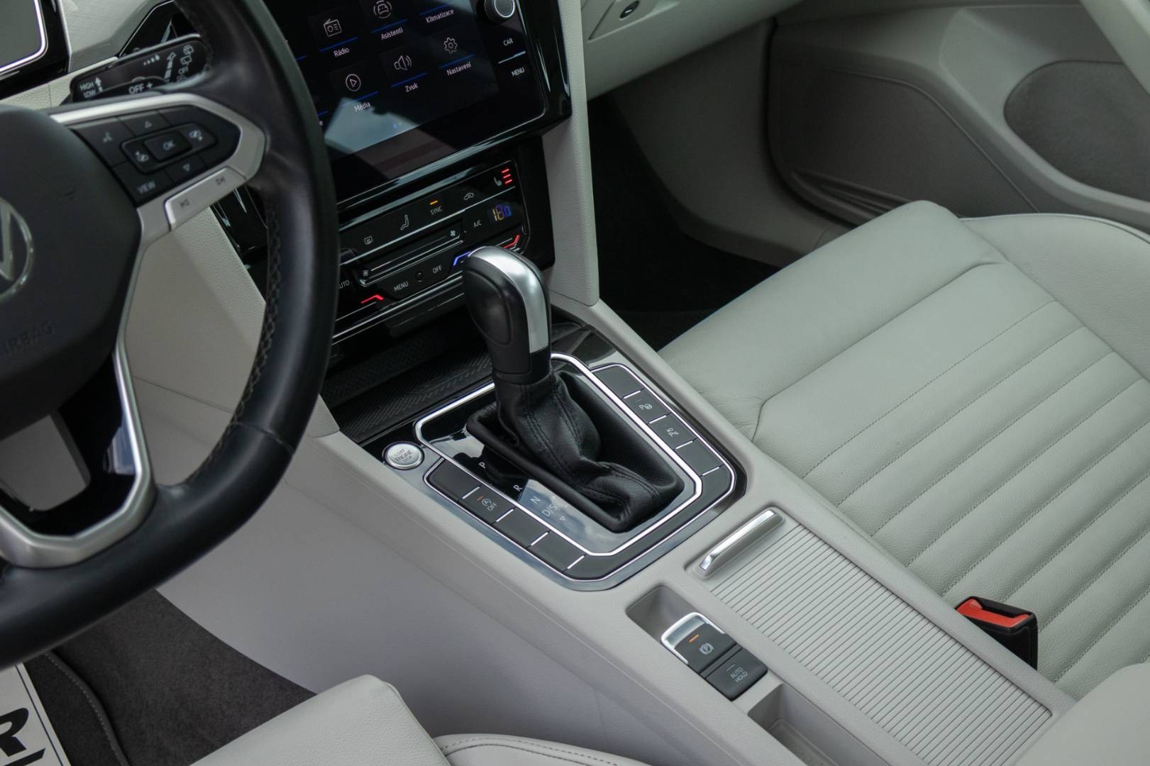 Volkswagen Passat Variant 2.0 TDI DSG Elegance -NEBÚRANÉ – Obrázok 29