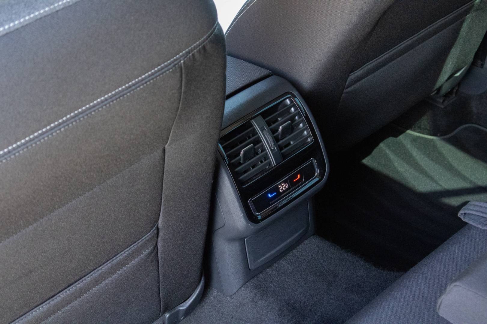 Volkswagen Passat Variant 2.0 TDI DSG Business -NEBÚRANÉ – Obrázok 10
