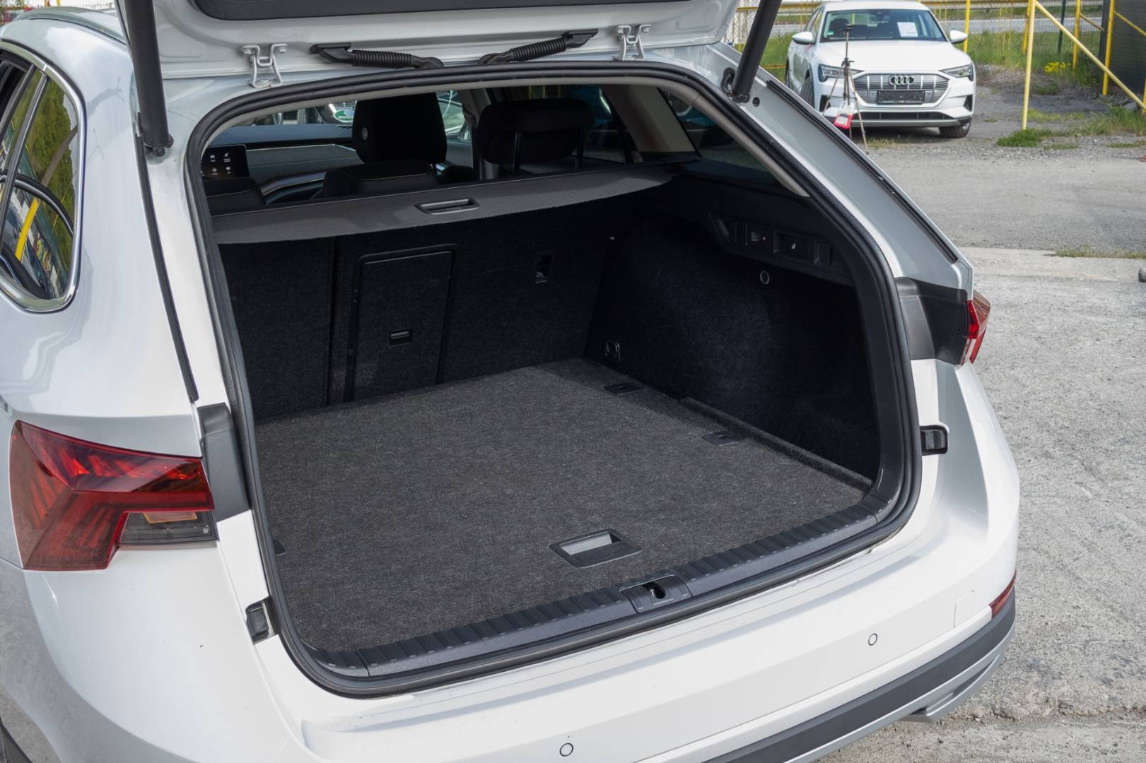 Škoda Octavia Combi 2.0 TDI Scout 4x4 DSG – Obrázok 9