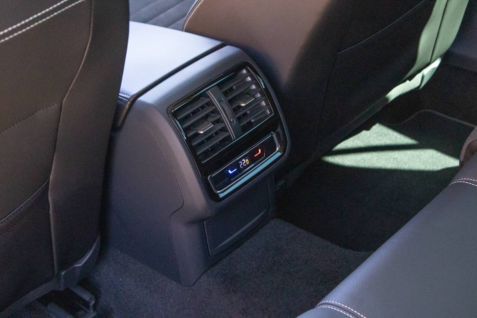 Volkswagen Passat Variant 2.0 TDI EVO Elegance M6 -MATRIX – Obrázok 11