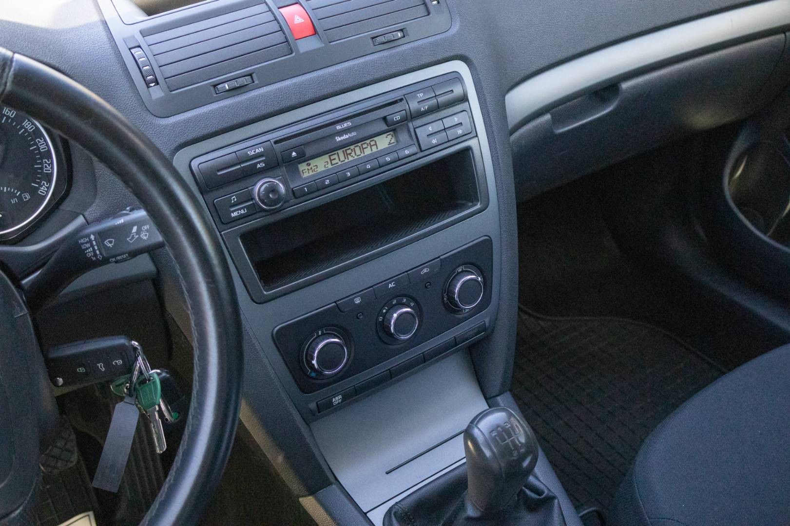 Škoda Octavia 1.6 MPI Tour Ambiente Nove STK+EK – Obrázok 15