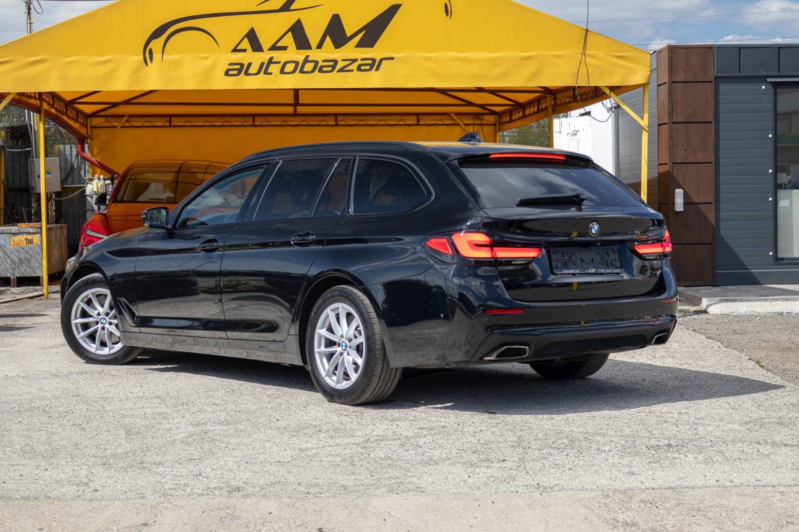 BMW Rad 5 Touring 530d mHEV xDrive A/T – Obrázok 6