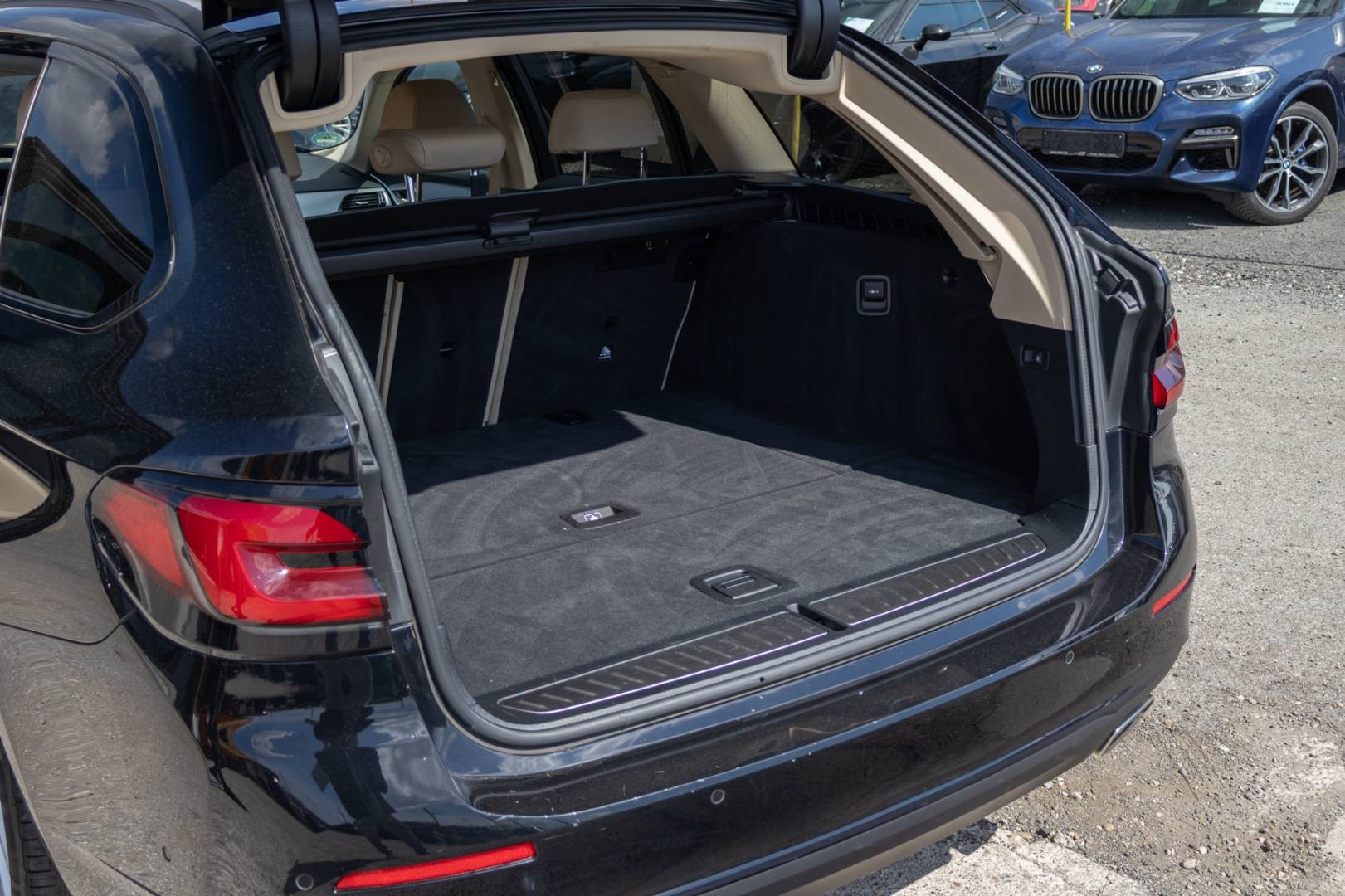 BMW Rad 5 Touring 530d mHEV xDrive A/T – Obrázok 9