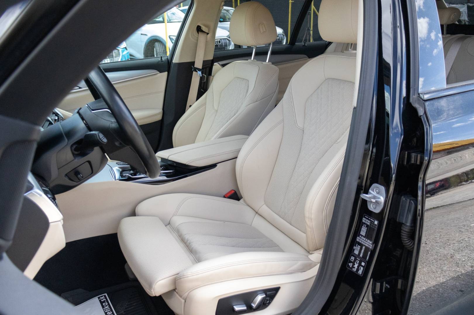 BMW Rad 5 Touring 530d mHEV xDrive A/T – Obrázok 12