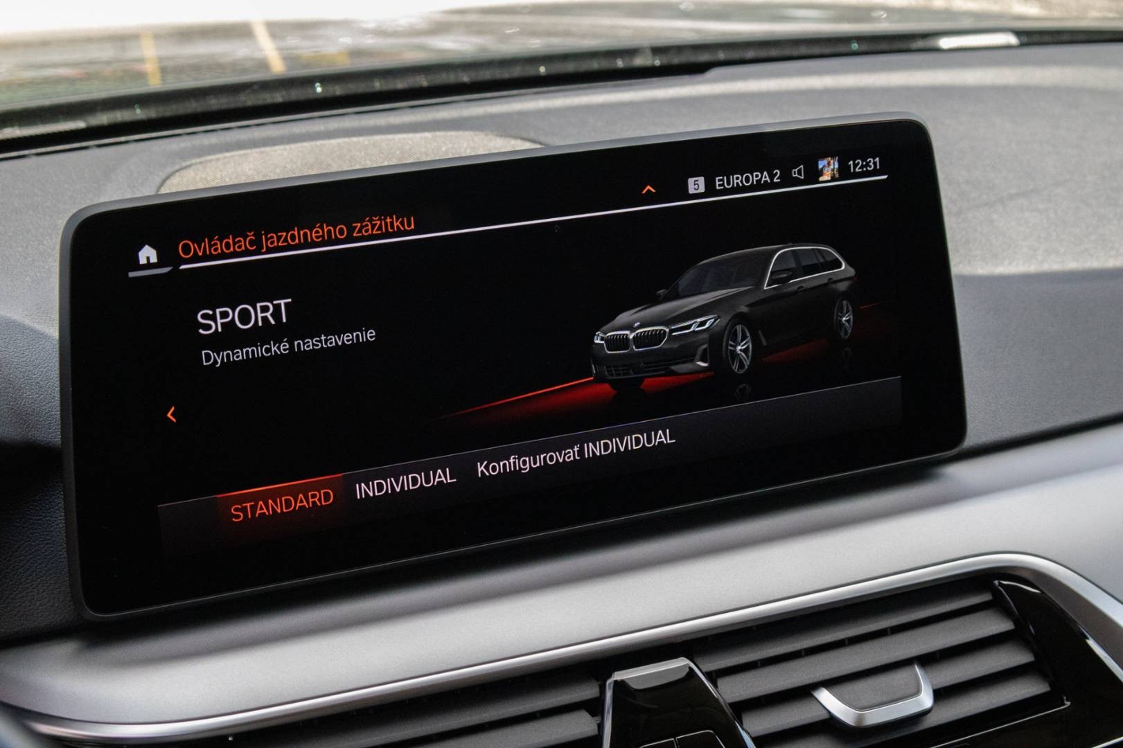 BMW Rad 5 Touring 530d mHEV xDrive A/T – Obrázok 28