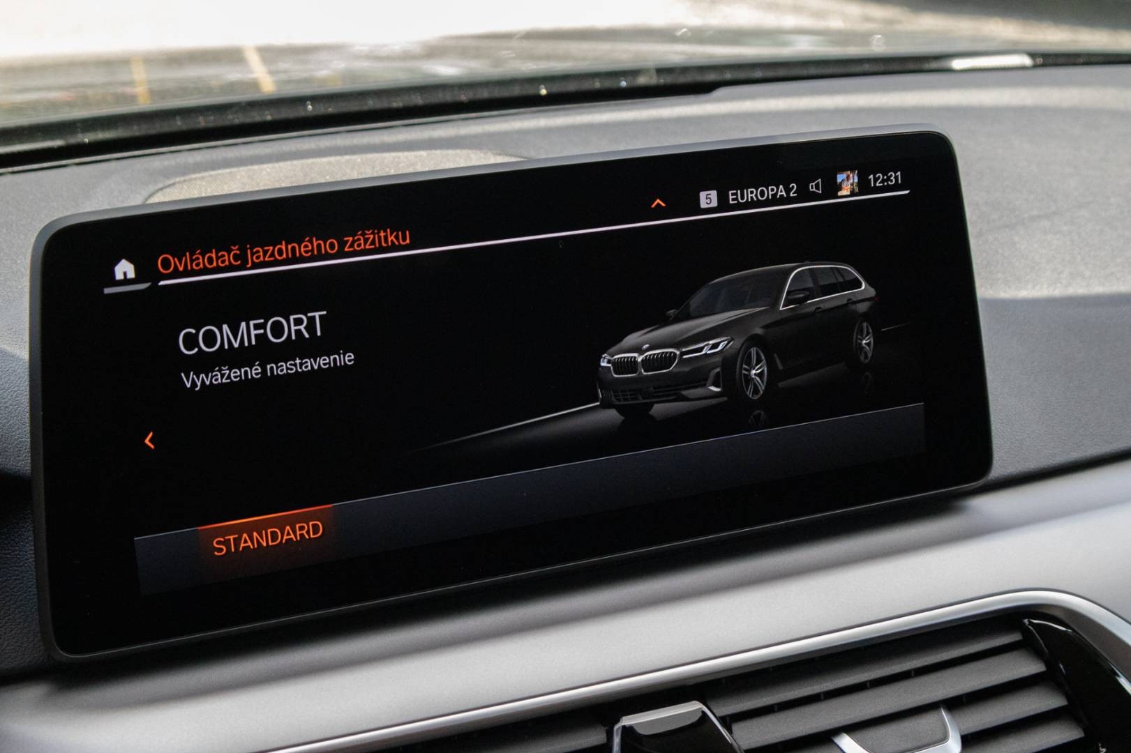 BMW Rad 5 Touring 530d mHEV xDrive A/T – Obrázok 29