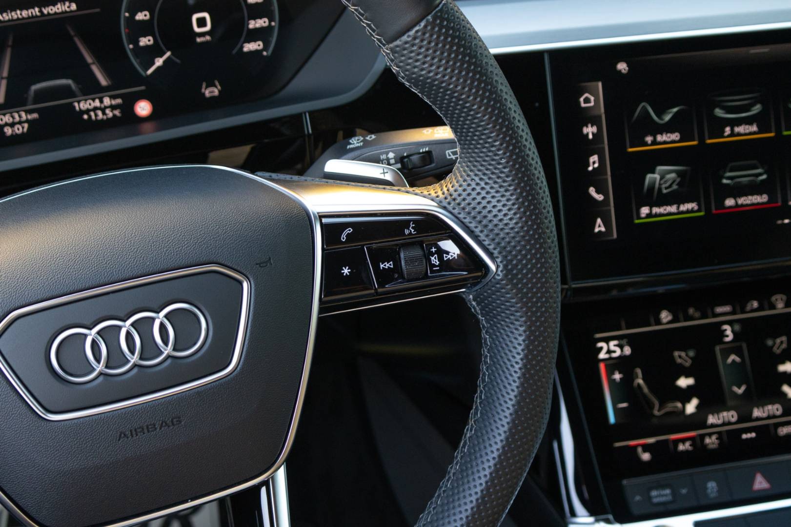 Audi E-tron 50 2x S-LINE Quattro -NEBÚRANÉ – Obrázok 24