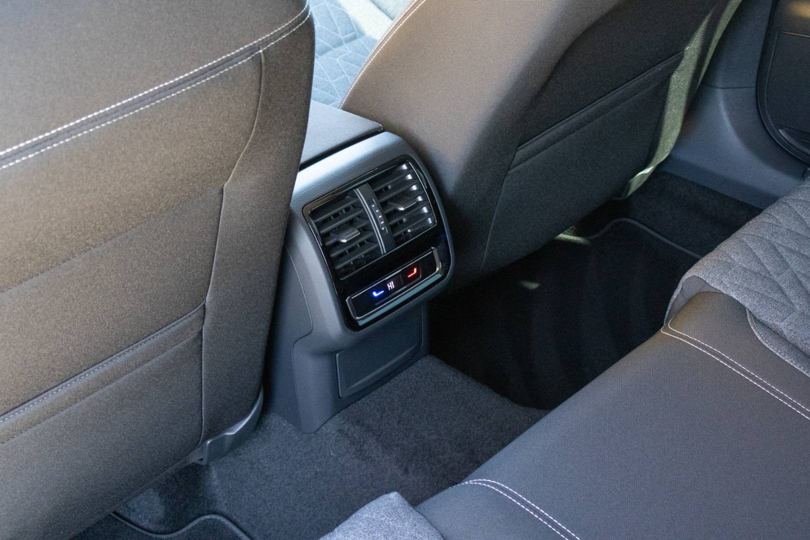 Volkswagen Passat Variant 2.0 TDI Business – Obrázok 11