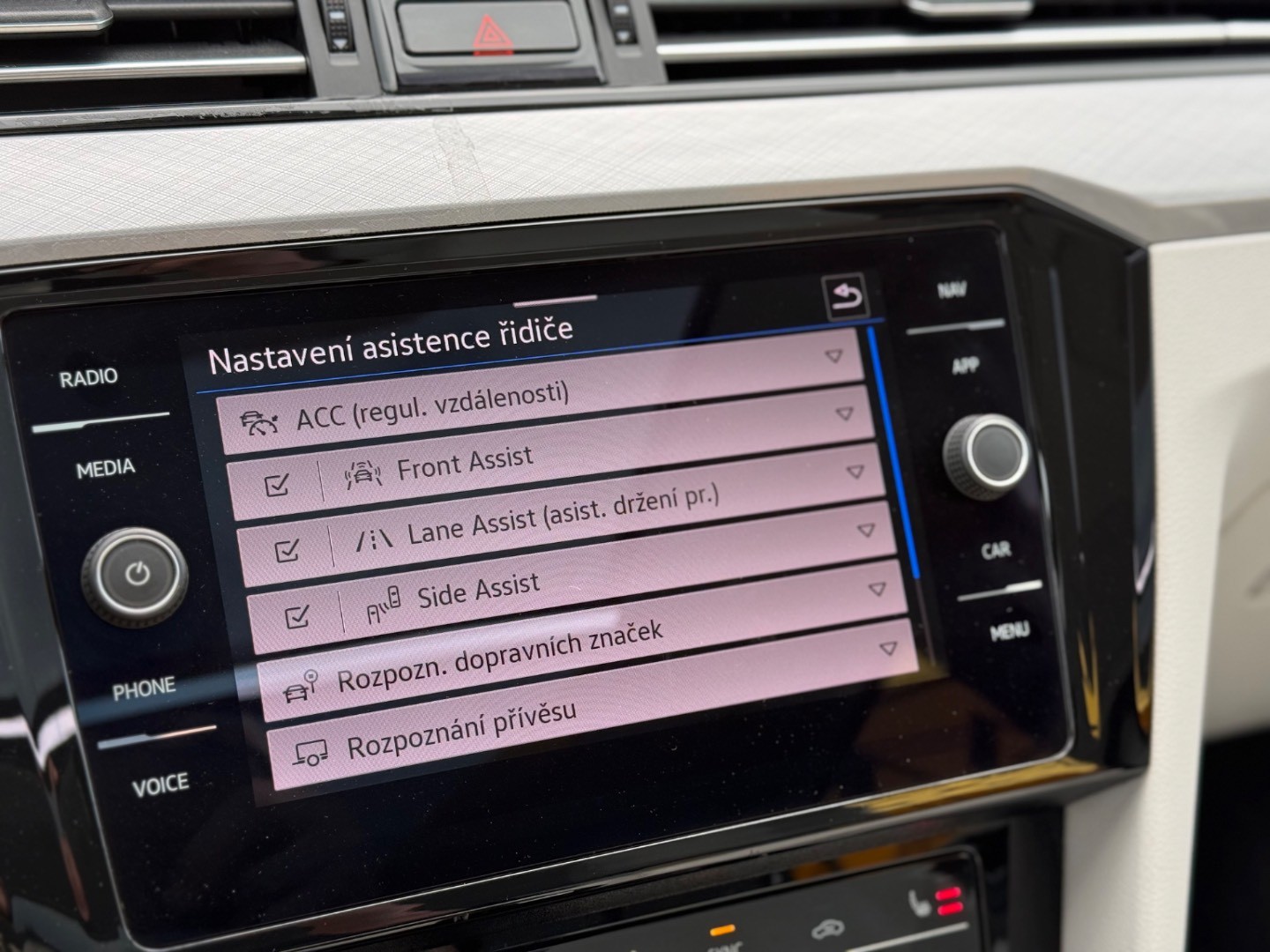 Volkswagen Passat Variant 2.0 TDI DSG Elegance -NEBÚRANÉ – Obrázok 16