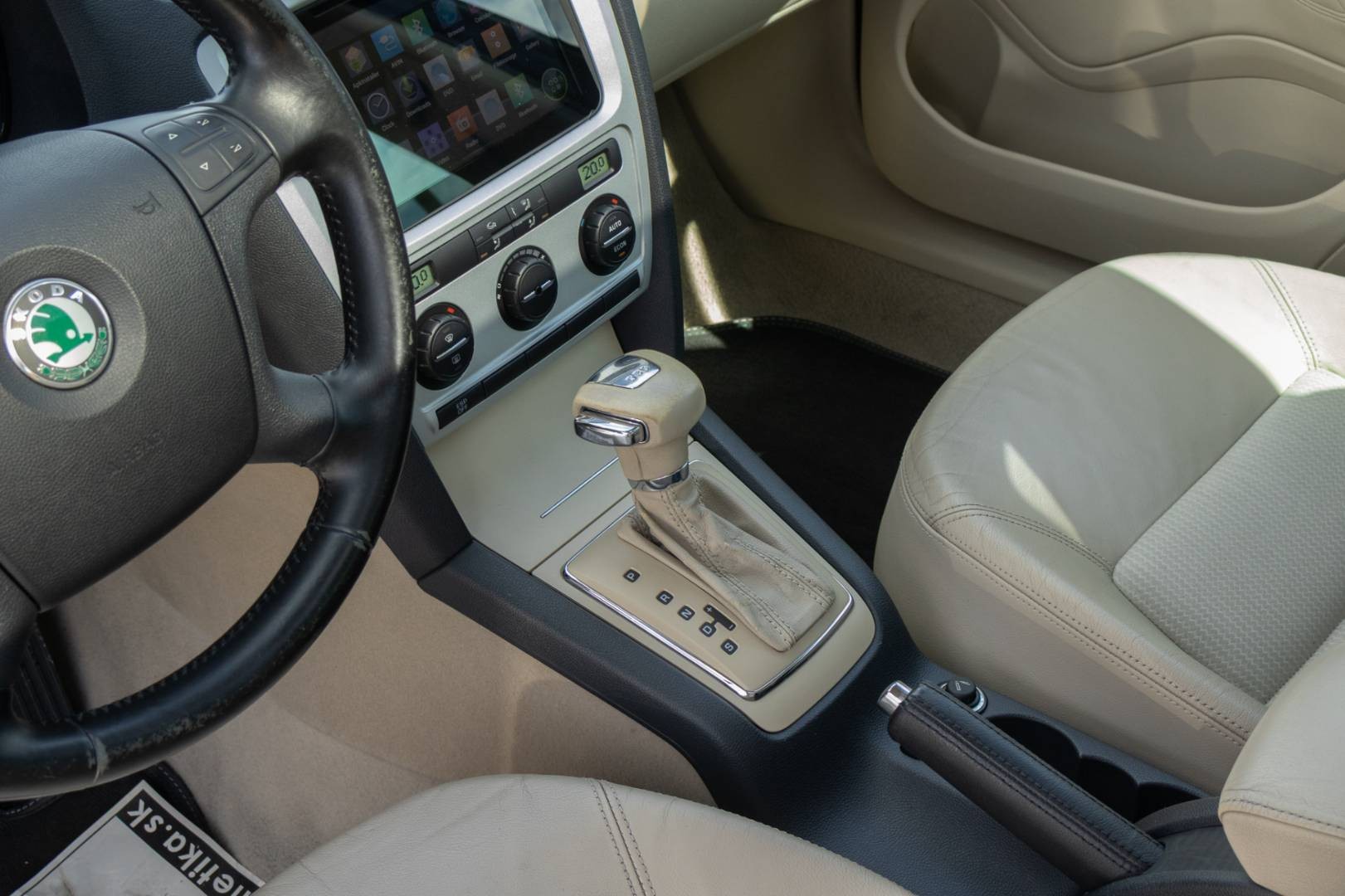 Škoda Octavia Combi 2.0 TDI Elegance DSG – Obrázok 19