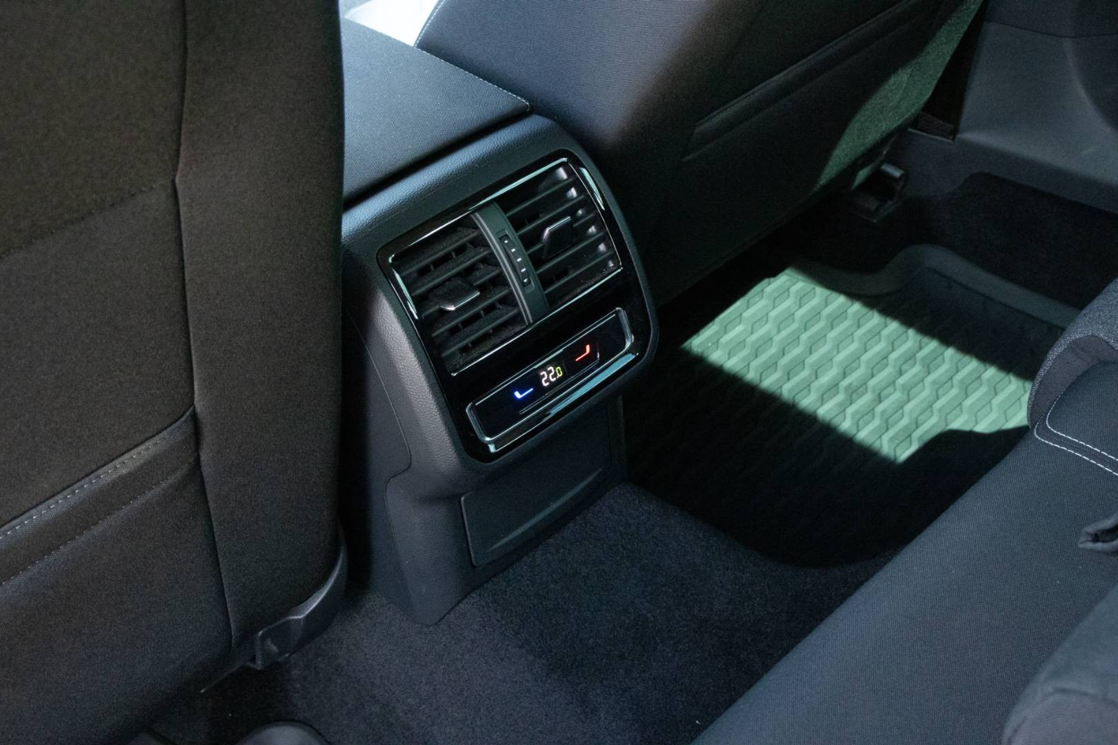 Volkswagen Passat Variant 2.0 TDI EVO Business+ / Webasto / Ambient – Obrázok 13