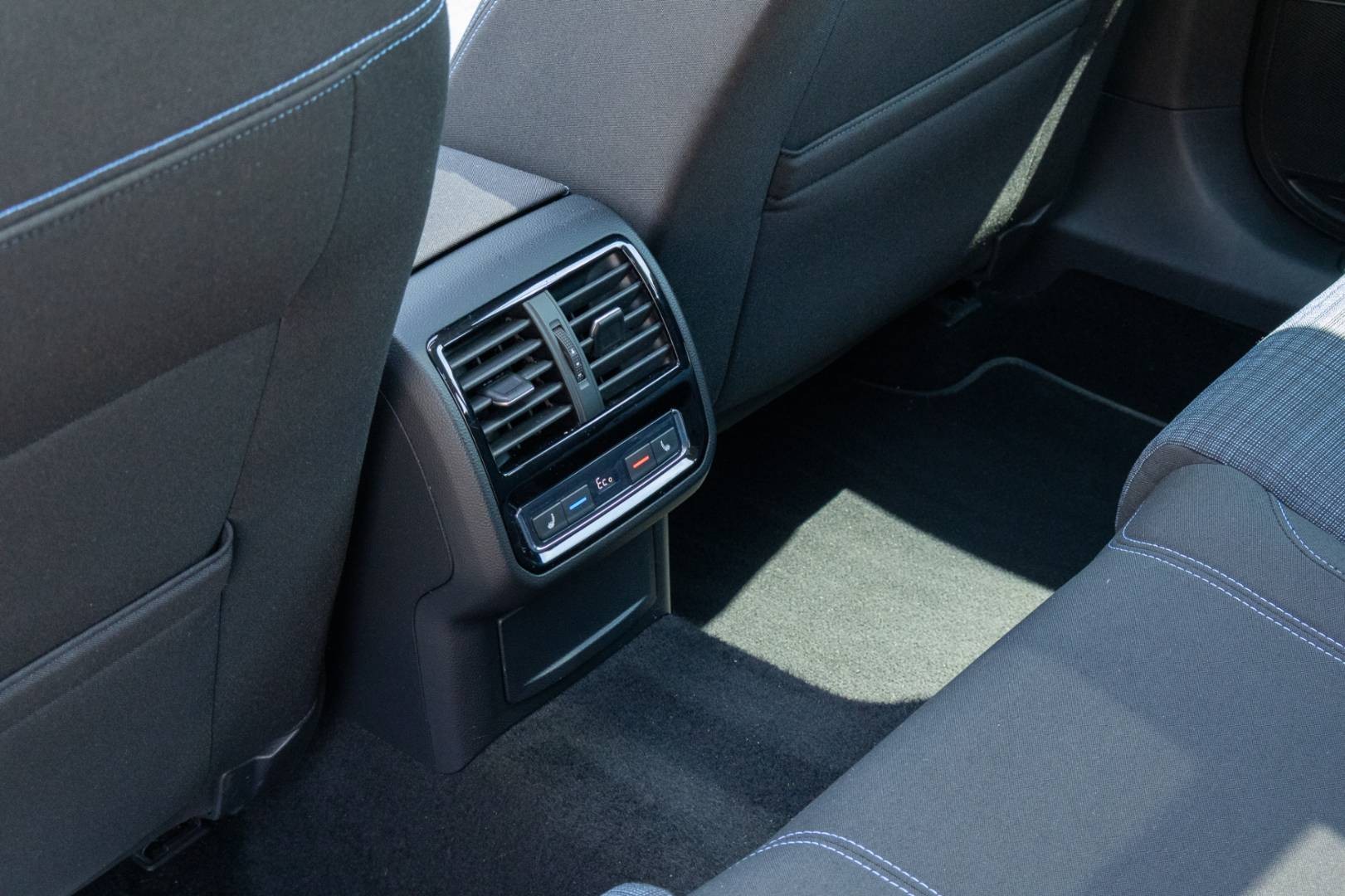 Volkswagen Passat Variant 1.4 GTE Plug-In Hybrid /Matrix/360 kamery/Pano/Ambient – Obrázok 13