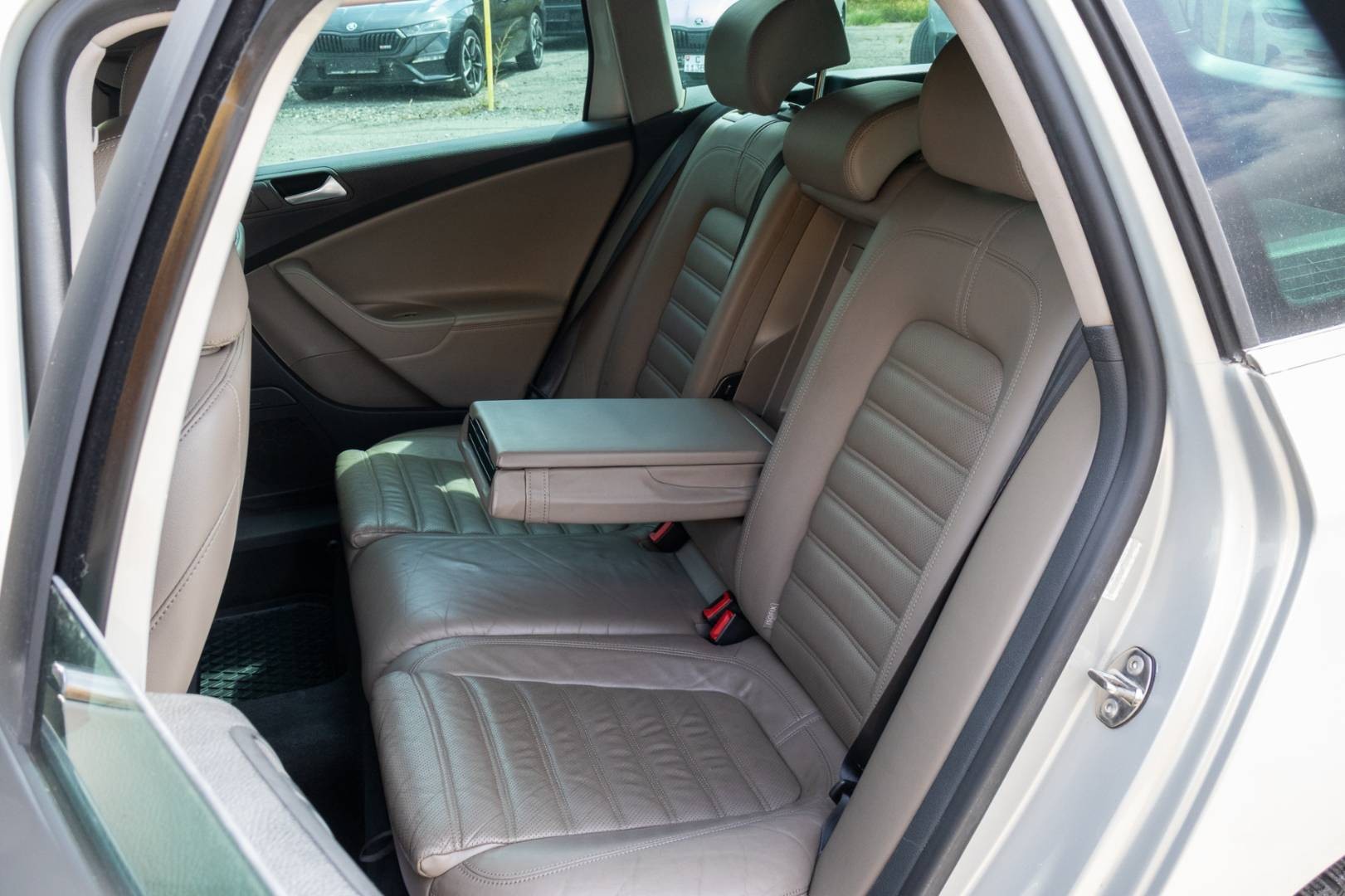 Volkswagen Passat Variant 2.0 TDI CR DSG Highline – Obrázok 11