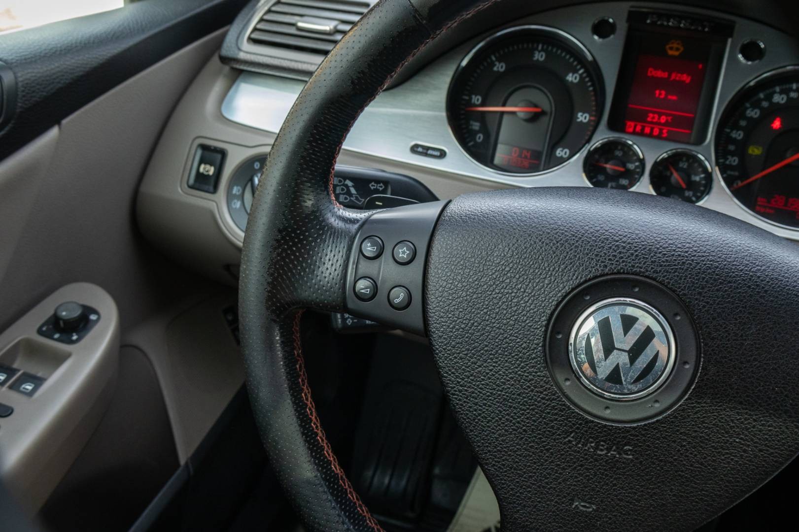 Volkswagen Passat Variant 2.0 TDI CR DSG Highline – Obrázok 16
