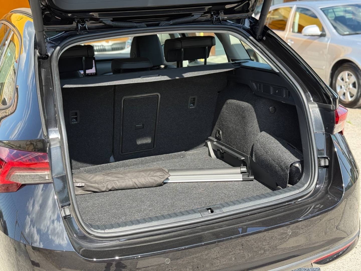 Škoda Octavia Combi 2.0 TDI DSG Selection+ / NEBÚRANÉ / Po servise – Obrázok 9
