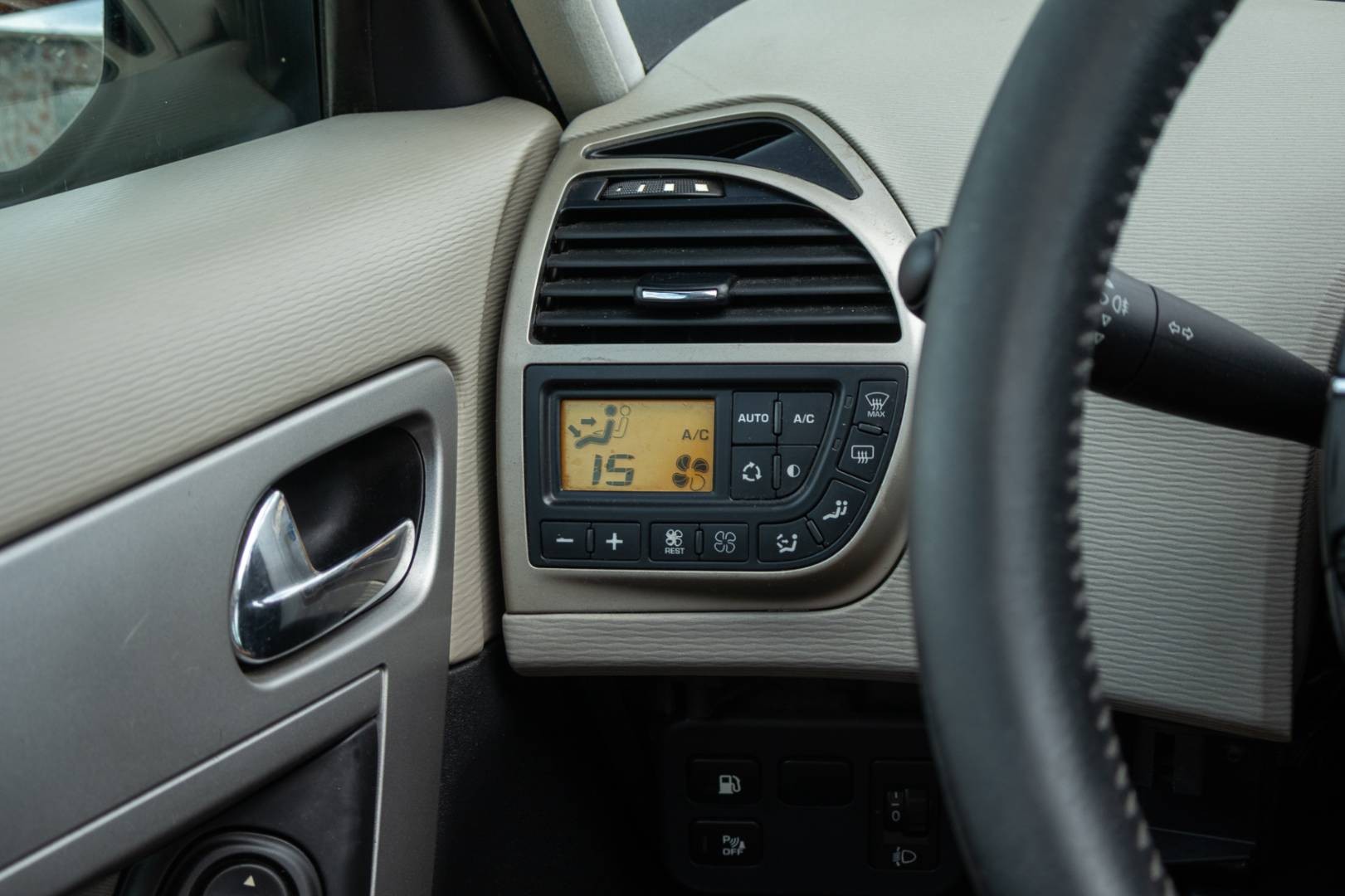 Citroën C4 Picasso 2.0 HDI 150k 7 Miest / SK Pôvod / 2.Majiteľ – Obrázok 12