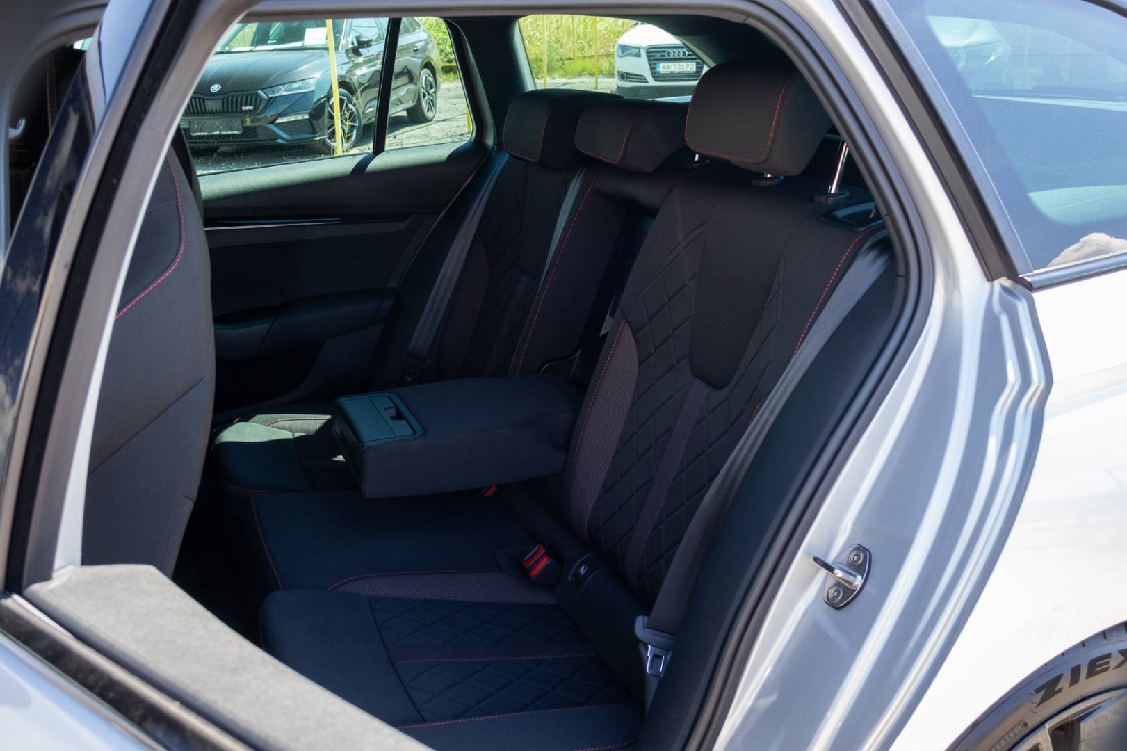 Škoda Octavia Combi 2.0 TDI RS DSG -NEBÚRANÉ – Obrázok 12