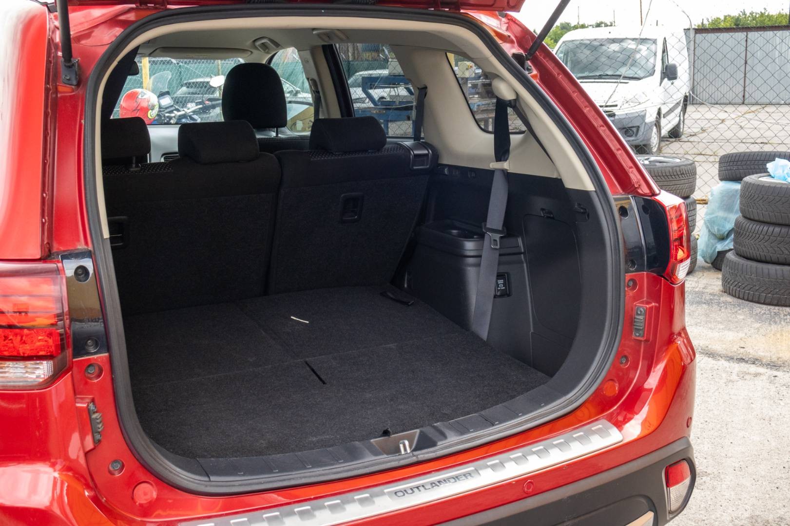 Mitsubishi Outlander 2.0 MIVEC LPG ,A/T, 4x4,7.Miest – Obrázok 10