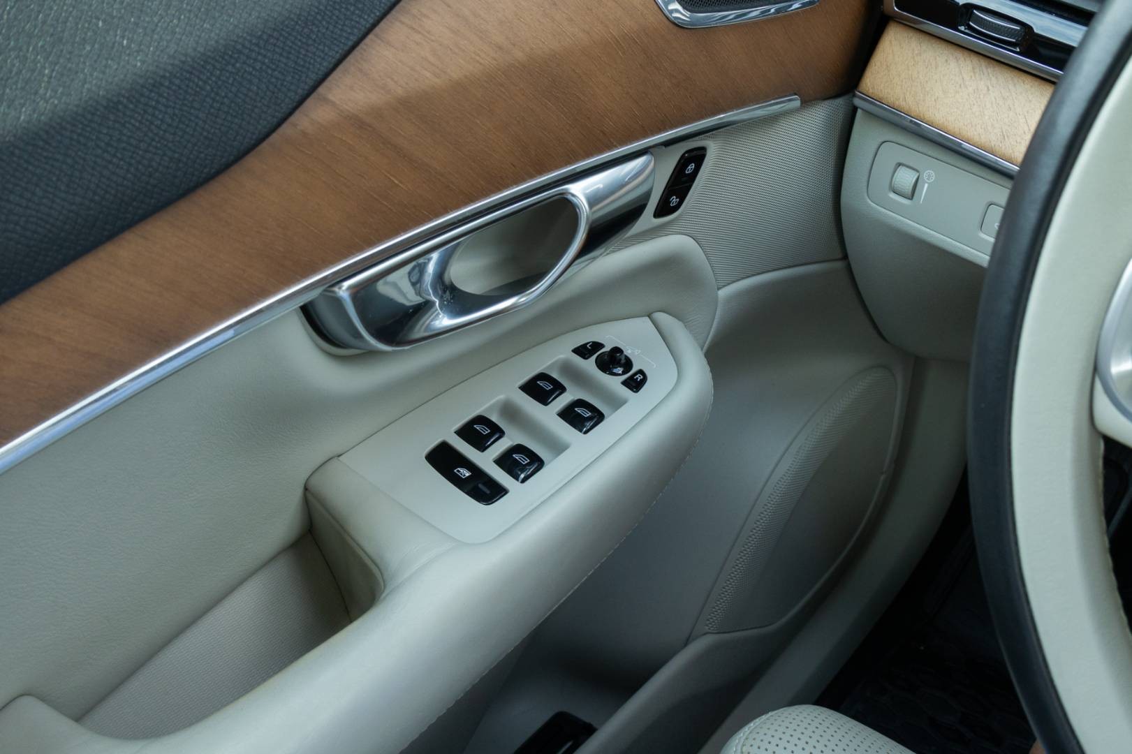 Volvo XC90 II T6 AWD Geartronic 7 MIEST – Obrázok 18