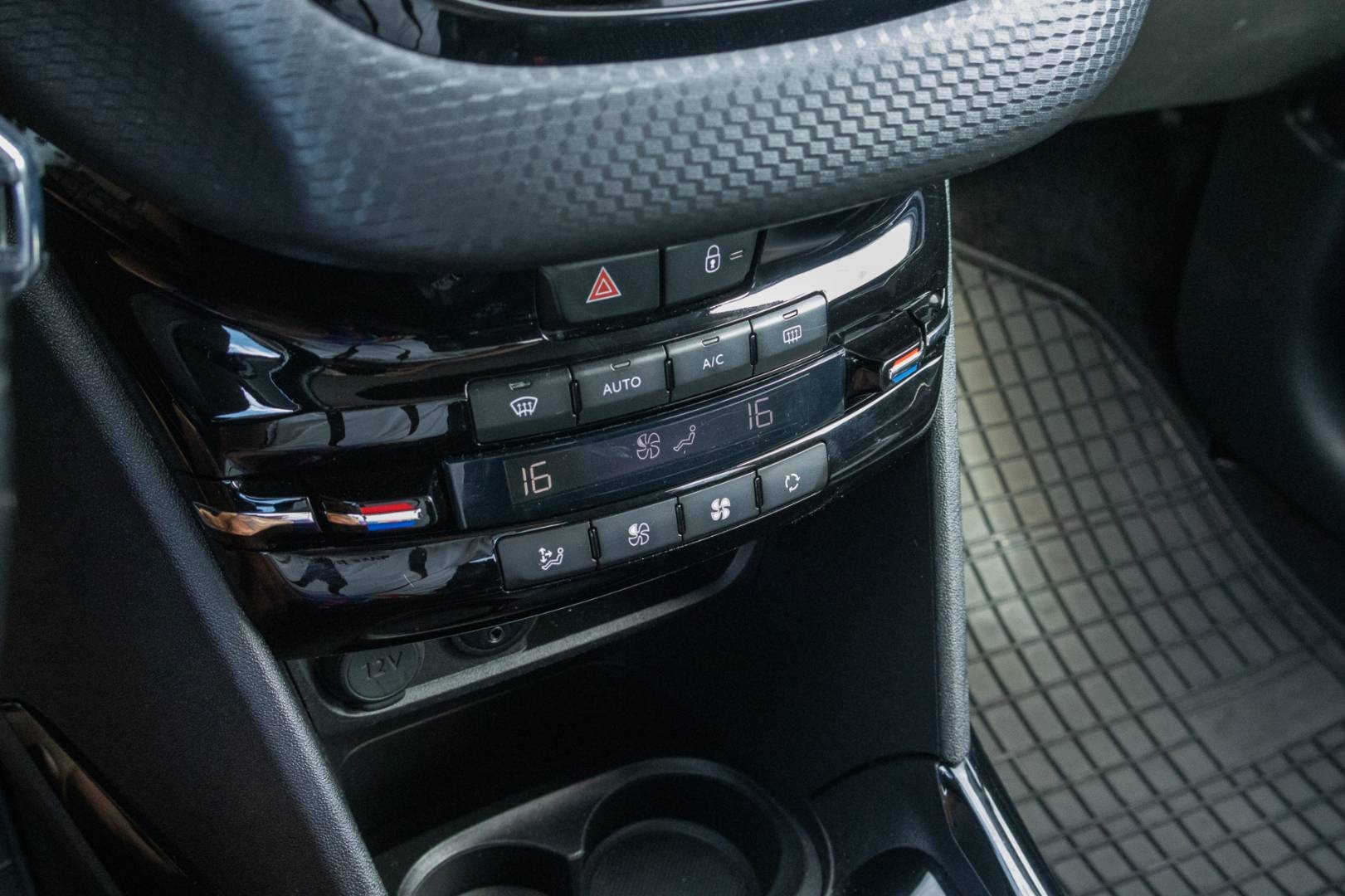 Peugeot 2008 1.2 PureTech 110 S&S GT Line A/T – Obrázok 20