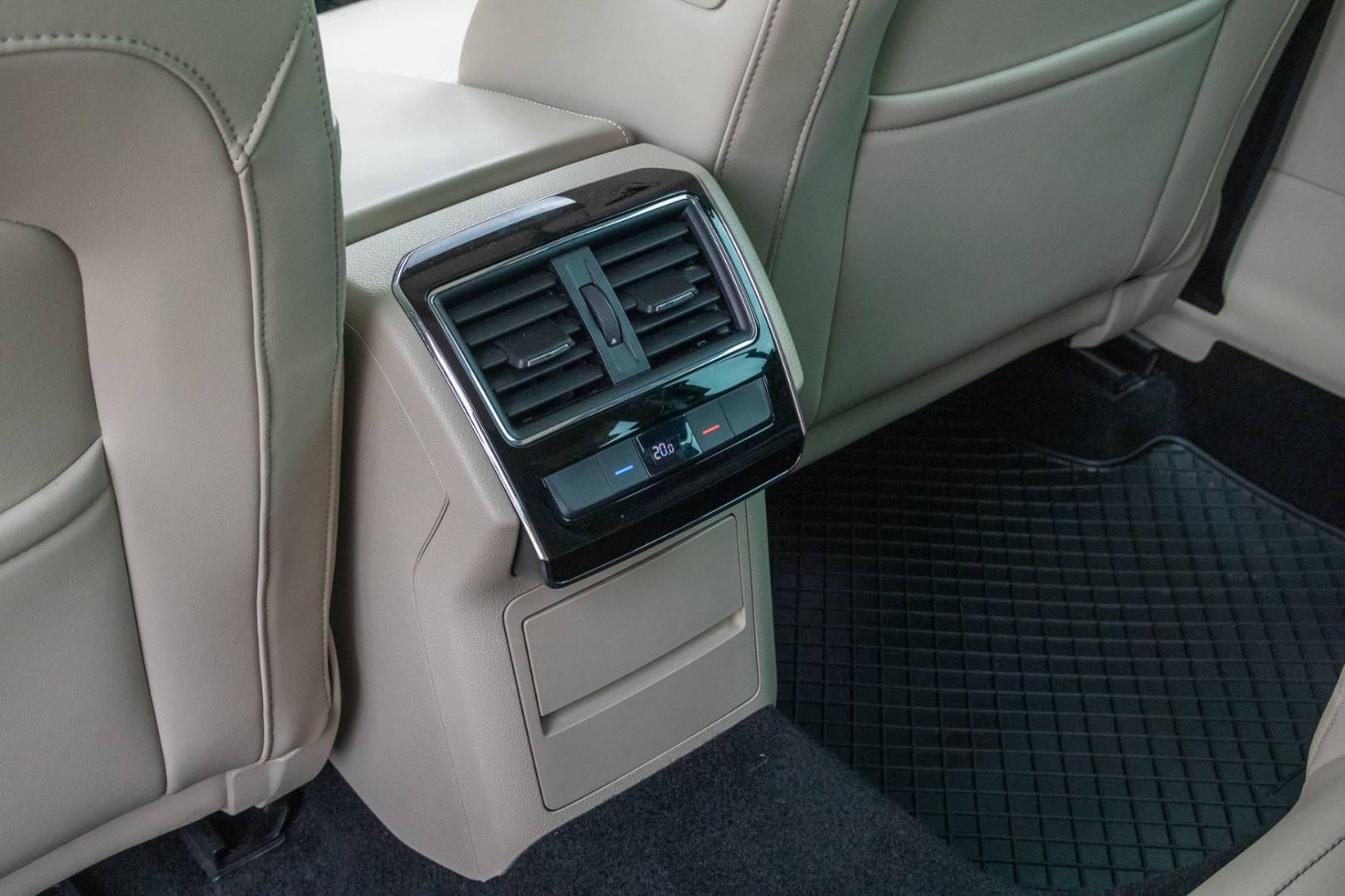 Škoda Superb Combi 3 FL 2.0 TDI 4x4 Style+ DSG -NEBÚRANÉ – Obrázok 13
