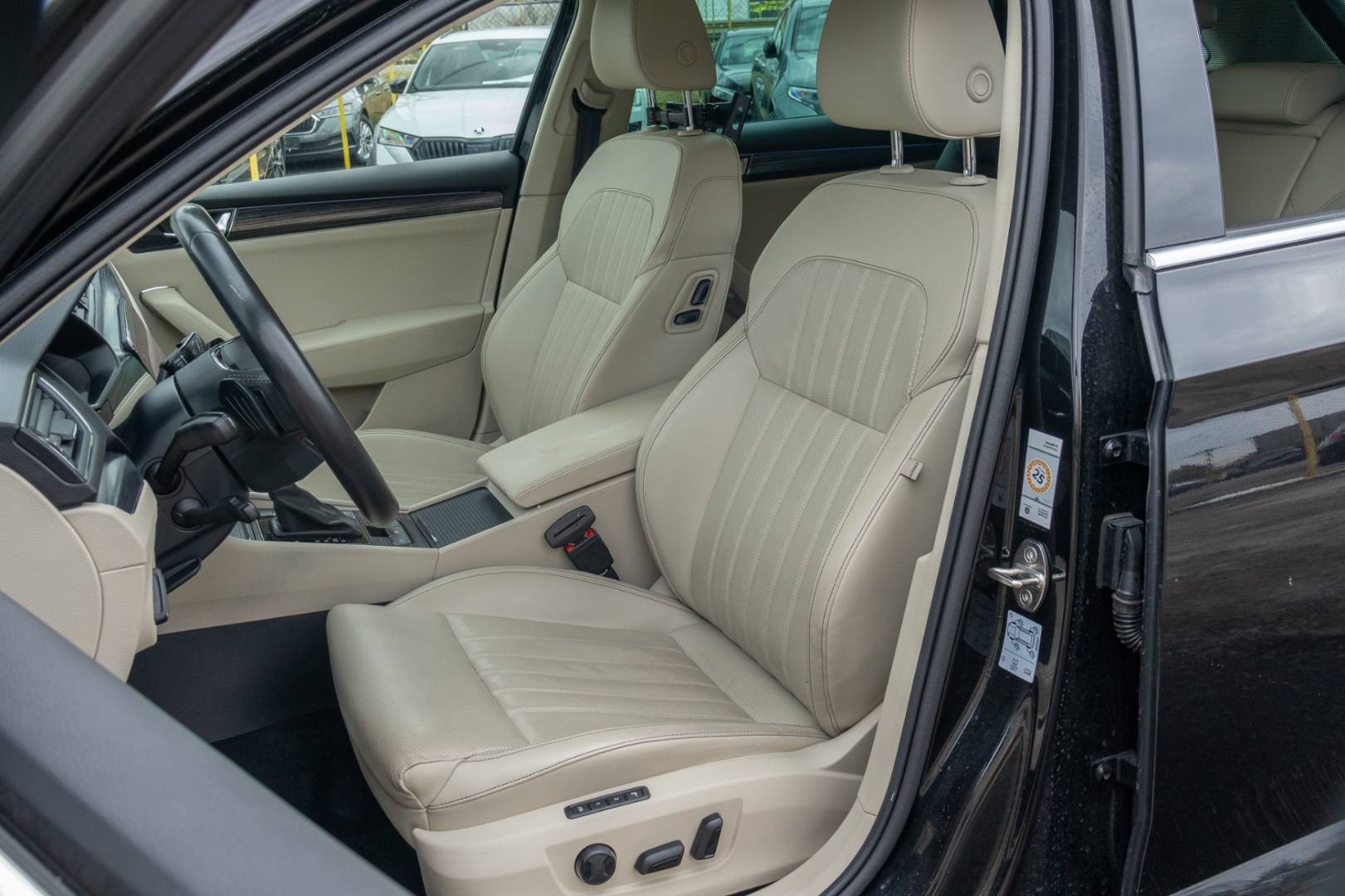 Škoda Superb Combi 3 FL 2.0 TDI 4x4 Style+ DSG -NEBÚRANÉ – Obrázok 14