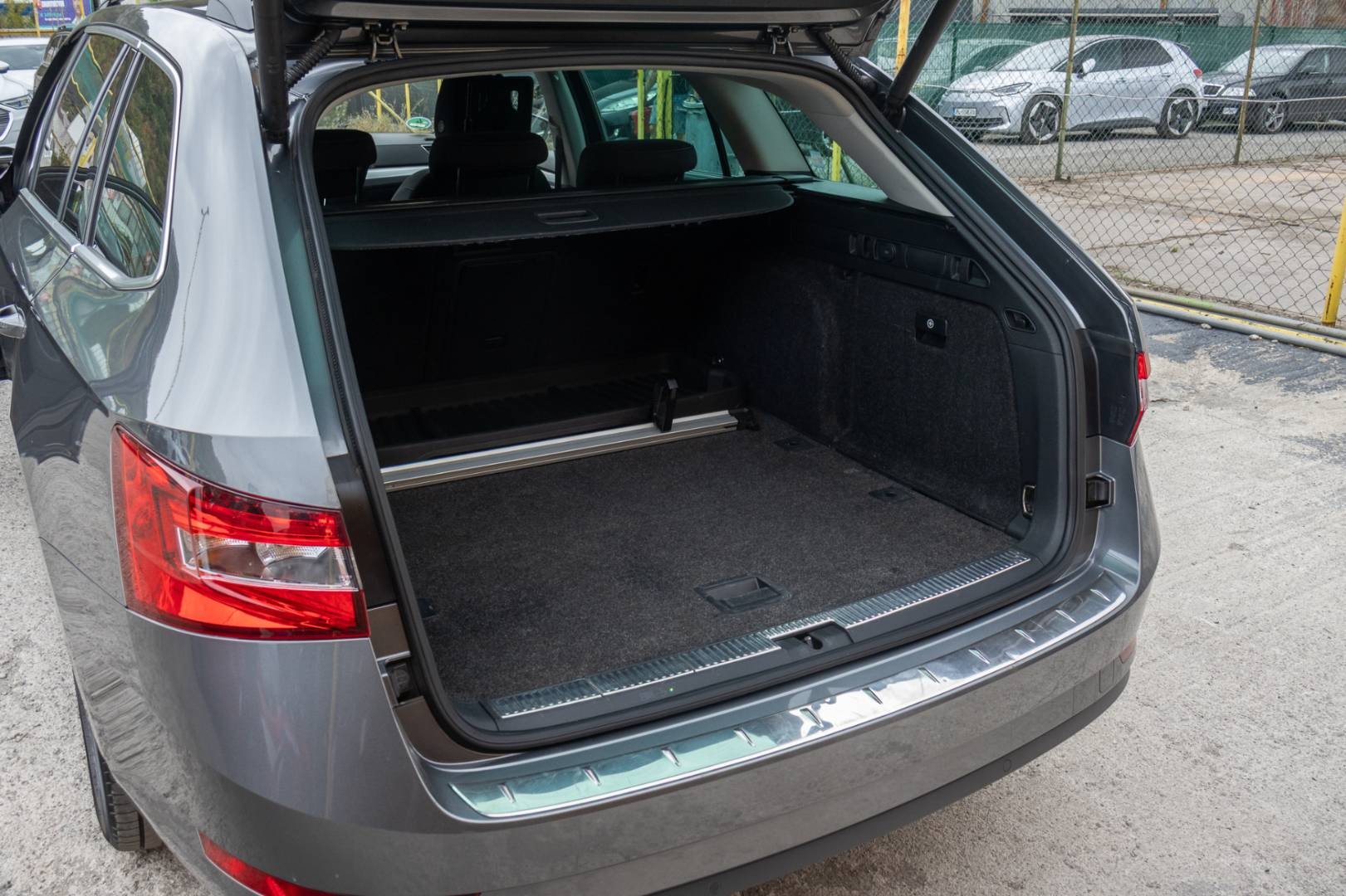 Škoda Superb Combi 2.0 TDI SCR Ambition+ DSG -NEBÚRANÉ – Obrázok 9