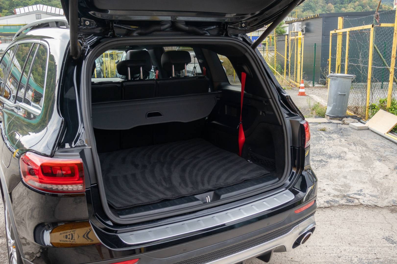Mercedes-Benz GLB AMG 35 4MATIC A/T -7 MIEST – Obrázok 9