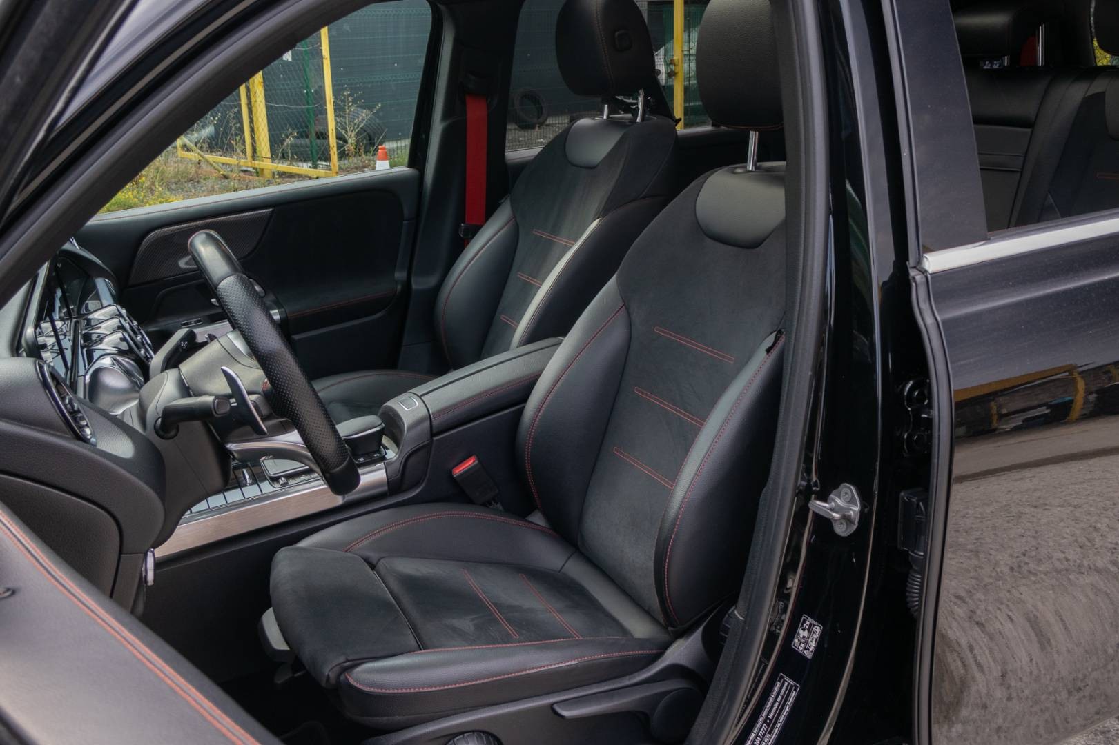 Mercedes-Benz GLB AMG 35 4MATIC A/T -7 MIEST – Obrázok 15
