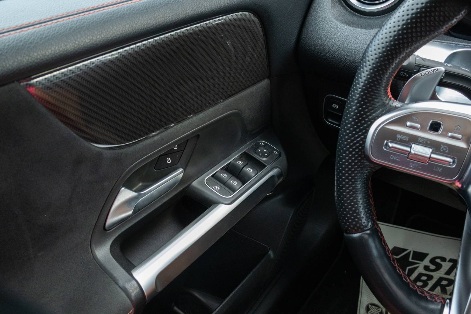 Mercedes-Benz GLB AMG 35 4MATIC A/T -7 MIEST – Obrázok 16