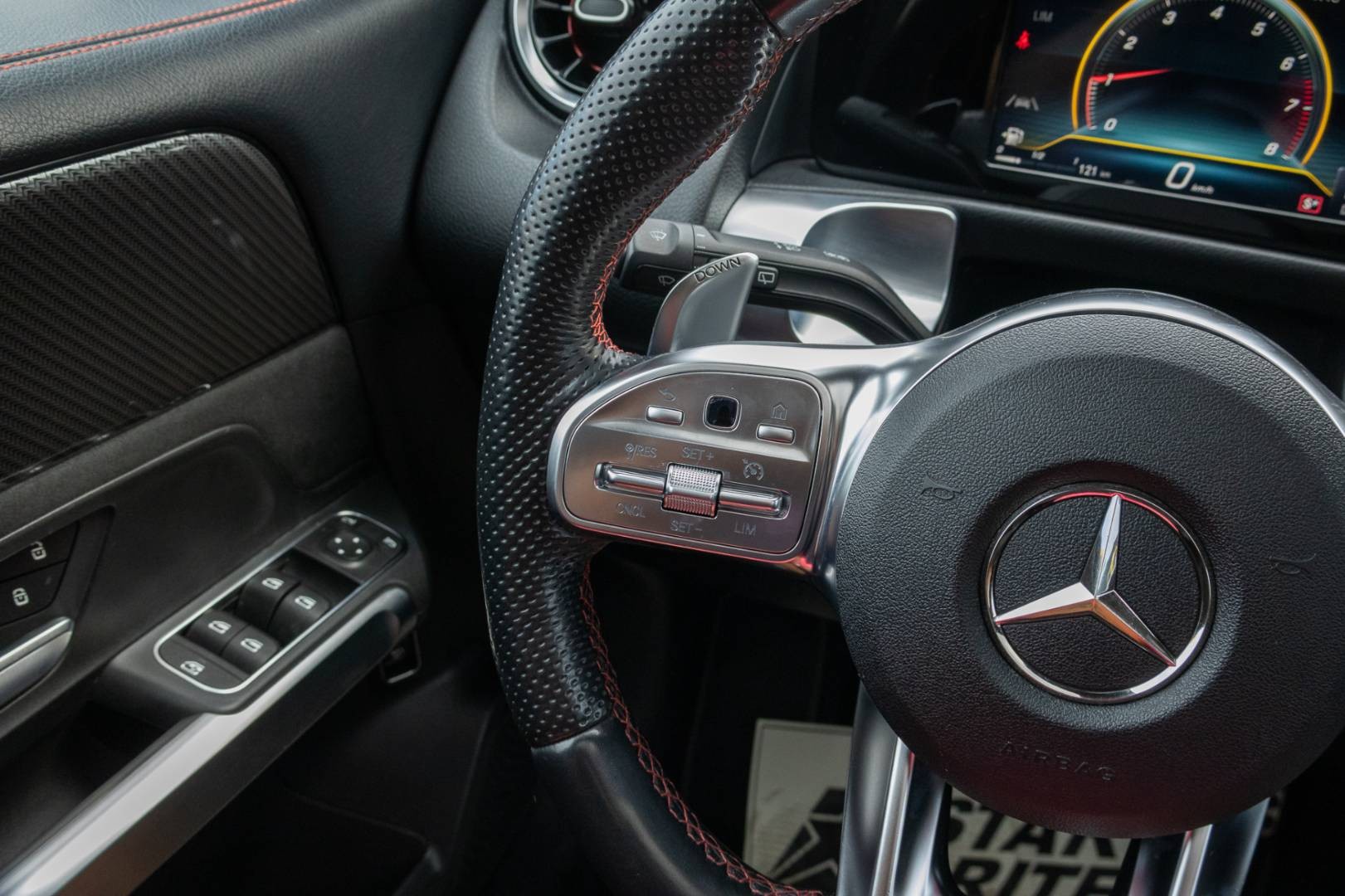 Mercedes-Benz GLB AMG 35 4MATIC A/T -7 MIEST – Obrázok 19