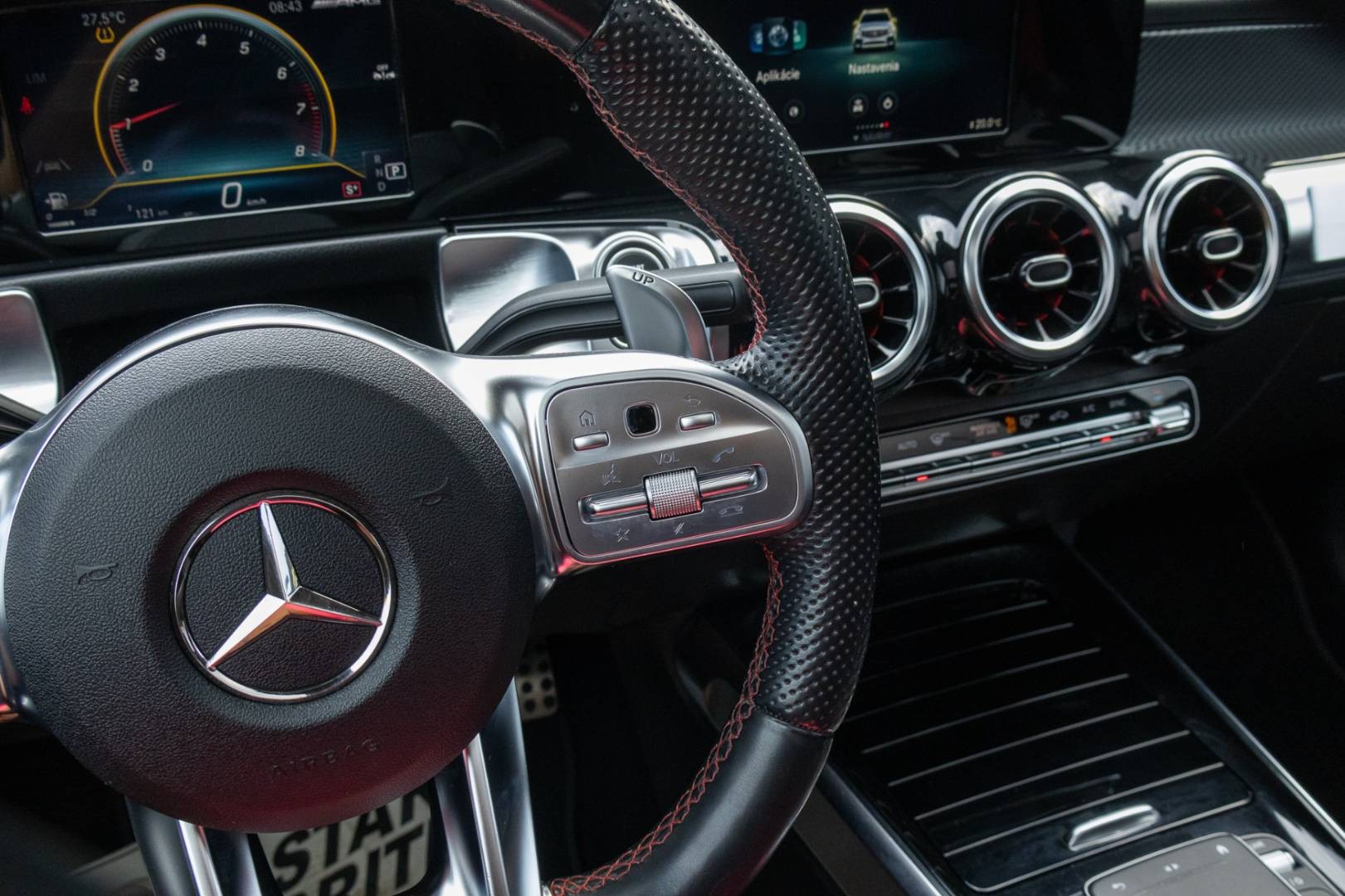 Mercedes-Benz GLB AMG 35 4MATIC A/T -7 MIEST – Obrázok 23