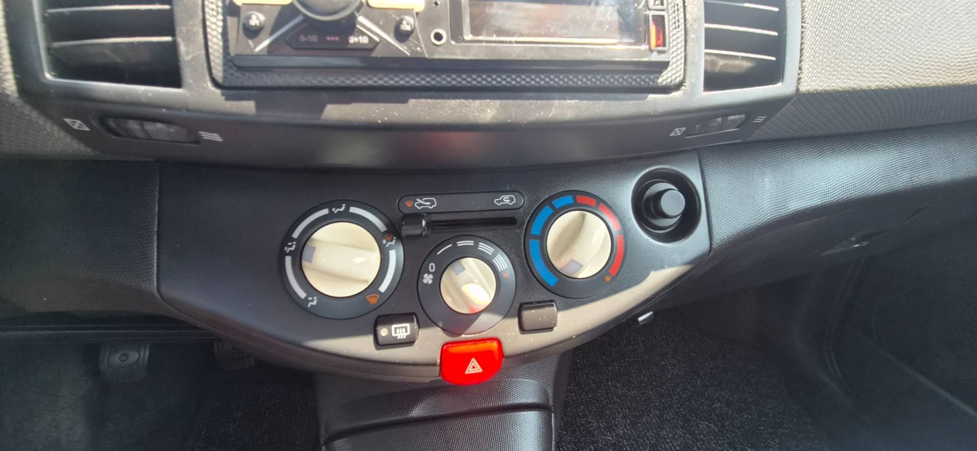 Nissan Micra 1.0 16V Femme Fatale – Obrázok 14